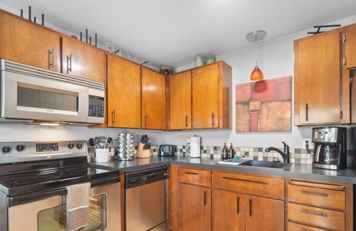 South Perry District Apartment | 1110 E 8th · Entire Townhouse 1 bed COZY townhome w/king bed