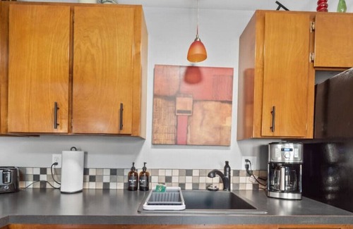 South Perry District Apartment | 1110 E 8th · Entire Townhouse 1 bed COZY townhome w/king bed
