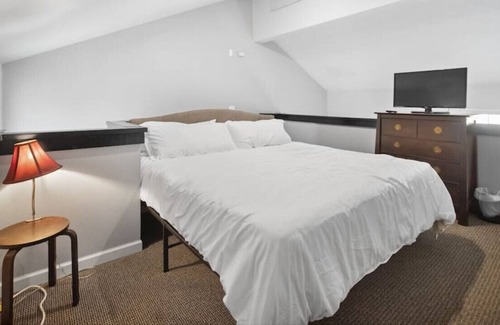 South Perry District Apartment | 1110 E 8th · Entire Townhouse 1 bed COZY townhome w/king bed