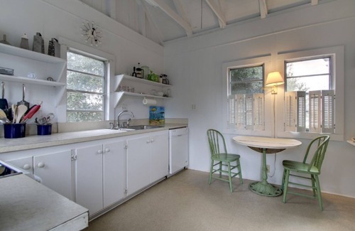 Sullivan's Island House | 1111 Middle Street by AvantStay | Charming Historic Cottage + Beach Access