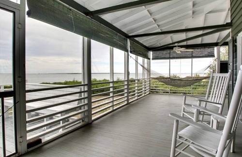 Sullivan's Island House | 1111 Middle Street by AvantStay | Charming Historic Cottage + Beach Access