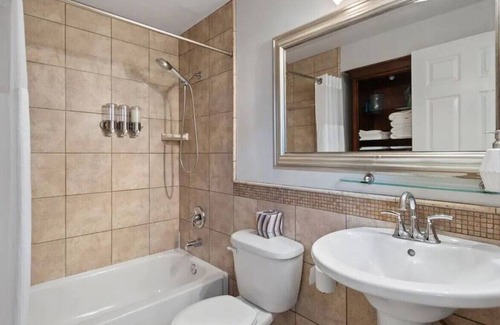 South Perry District Apartment | 1112 E 8th · Entire townhouse 1 bed townhome w/king bed