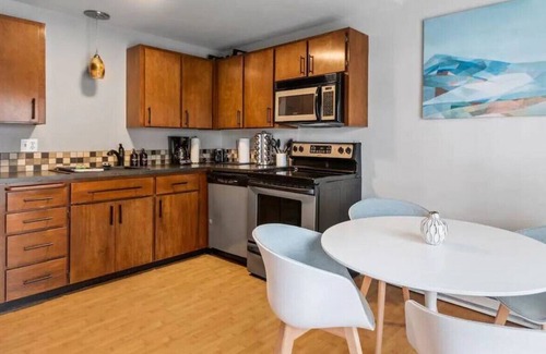 South Perry District Apartment | 1112 E 8th · Entire townhouse 1 bed townhome w/king bed