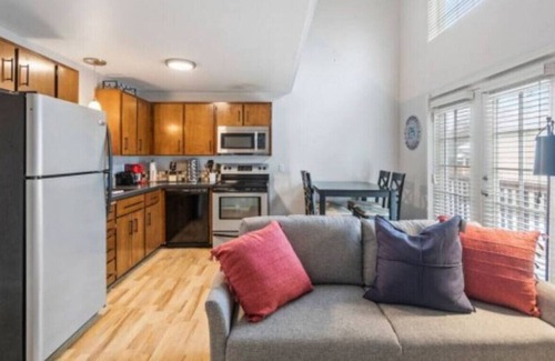 South Perry District Apartment | 1114 E 8th · GONZAGA theme townhome w/King bed 6 mins to campus