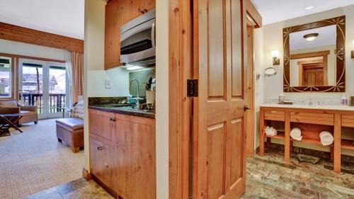 Stowe Area Resort | 1116 Lodge At Spruce Peak Ski In Ski In Ski Out King Studio By Stowe Mountain Rentals