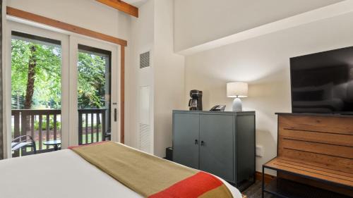 Stowe Area Resort | 1122 Guest Room The Pines Lodge At Spruce Peak Ski in Ski Out By Stowe Mountain Rentals