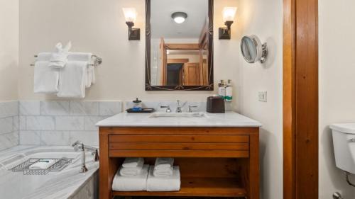 Stowe Area Resort | 1122 Guest Room The Pines Lodge At Spruce Peak Ski in Ski Out By Stowe Mountain Rentals