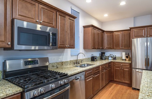 Wrightwood Neighbors House | 1147 bldg - Lincoln Park: Walk to Wrigley, the Lincoln Park and Beach!