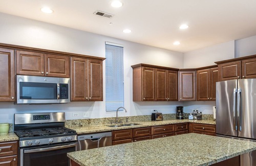 Wrightwood Neighbors House | 1147 bldg - Lincoln Park: Walk to Wrigley, the Lincoln Park and Beach!