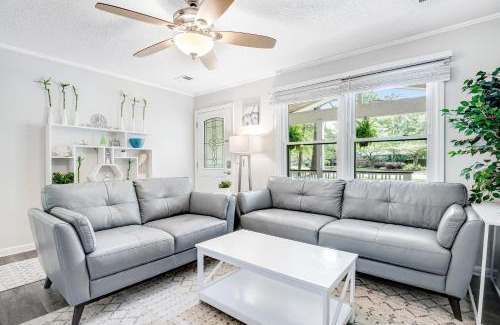 Charleston House | 1168 Wyndham Rd