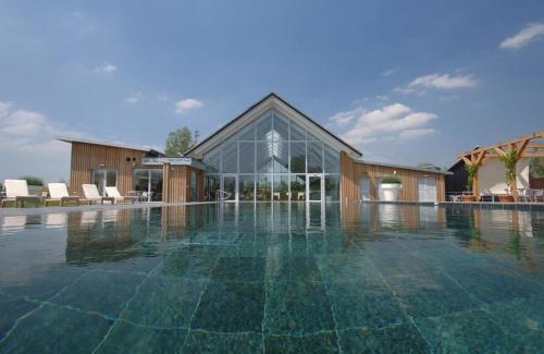 Cirencester Villa | 118 Lower Mill Estate - Sleeps 12 Villa with Lake Views