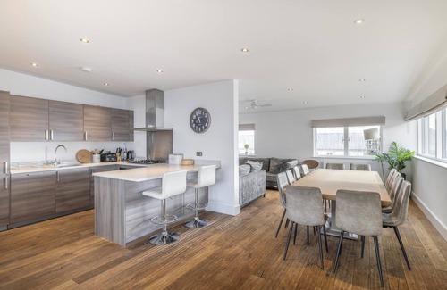 Malmesbury Villa | 118 Lower Mill Estate. Sleeps 12, Lake Views & Spa