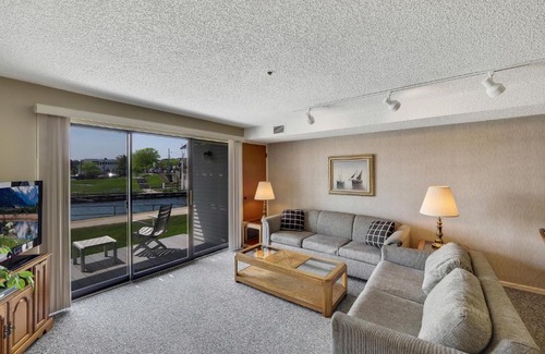 Charlevoix House | 119 Edgewater Inn