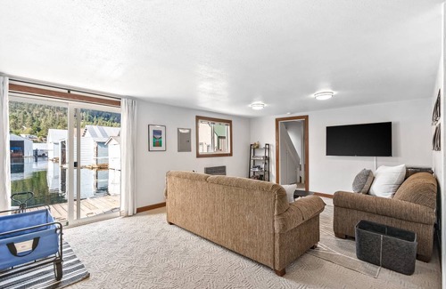 Bayview Boat Rental | 119 m² Boat ∙ 3 bedrooms ∙ 8 guests
