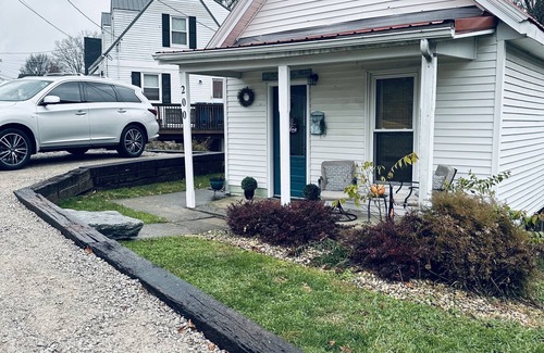 Williamstown House | 11am checkout! Charming modern vintage cottage 4 mins to the ARK! Coffee Bar!