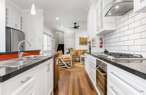 Byron Bay Apartment | 11BR Big Space in the Heart of Byron Bay Sleeps 24