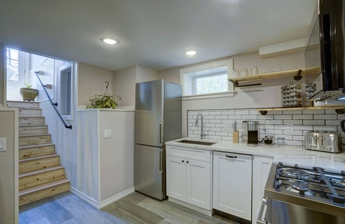 Franklin to the Fort Apartment | 11th Street Chic EcoRetreat with Brookinen Sheets Private Entrance & Fenced Yard