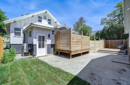 Franklin to the Fort Apartment | 11th Street Chic EcoRetreat with Brookinen Sheets Private Entrance & Fenced Yard