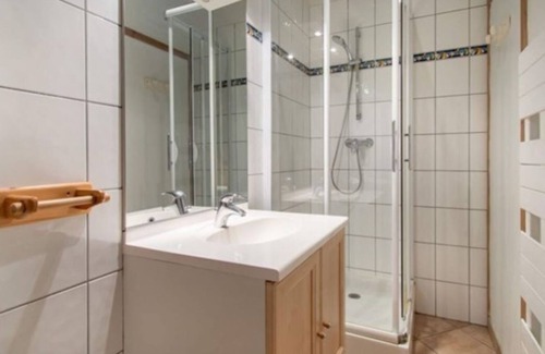 Les Prodains Apartment | 12-14 person chalet with outdoor hot tub - 5 en-suite bedrooms