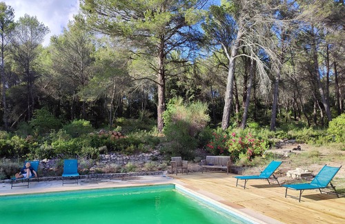 Venelles Villa | 12-bed house with swimming pool and pinede, 12 min from Aix en Provence center.