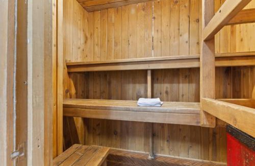 The Blue Mountains Ski Chalet | 12 Beds Sleep 16 Chalet-Sauna-HotTub-2min to Blue