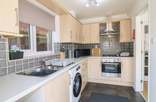Leicester Cottage | 12 GORSE LANE, family friendly, with a garden in Syston
