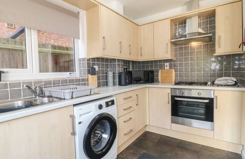Leicester Cottage | 12 GORSE LANE, family friendly, with a garden in Syston