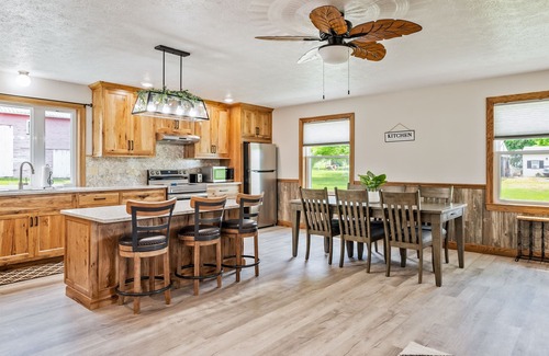 Town of Milo House | 12 Guest | New Hot Tub | Fire Pit | Near Wineries