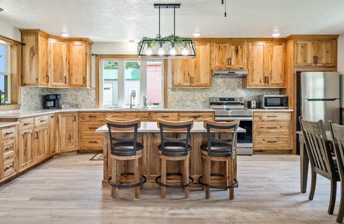 Town of Milo House | 12 Guest | New Hot Tub | Fire Pit | Near Wineries