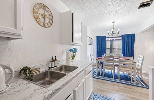 Heritage House | 12 Guests near Lackland AFB 9603 SeaWorld