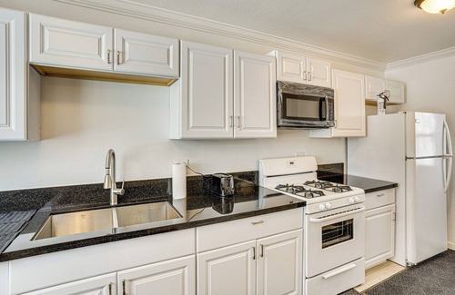 El Rancho House | 12 Mi to Downtown LA: Quiet Getaway w/Patio