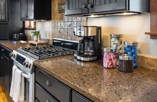 Bozeman House | 12 min from BZN! Family Friendly+ Indoor Sport Court+ HOT TUB
