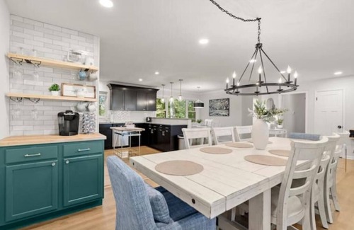 Acworth House | 12 min to Lakepoint Sports! 5 bedroom house. Game room. Fire Pit. Weddings!