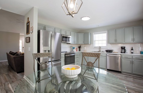 Greensboro House | 12 minutes to Wet 'n Wild Water Park! Family-sized 3 bedroom cozy happy home!
