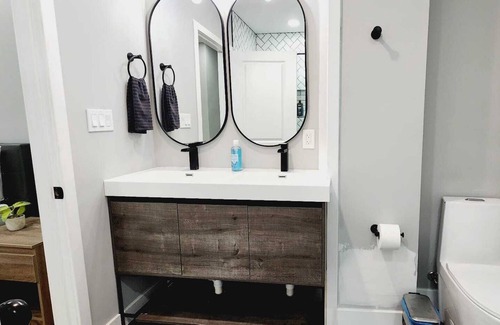 Primos Secane House | #12 NEW Master Bedroom +Private Bathroom in Angora
