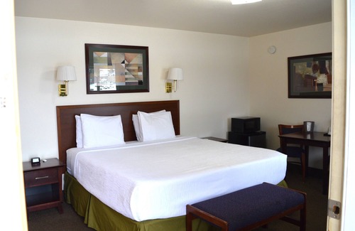 Columbia Falls Hotel | #12 ONE KING BED with WiFi and AC in charming Columbia Falls