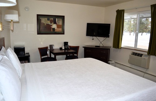 Columbia Falls Hotel | #12 ONE KING BED with WiFi and AC in charming Columbia Falls