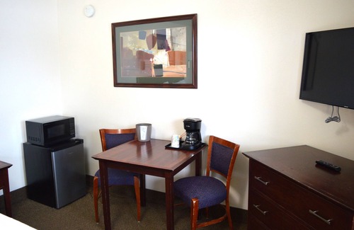 Columbia Falls Hotel | #12 ONE KING BED with WiFi and AC in charming Columbia Falls