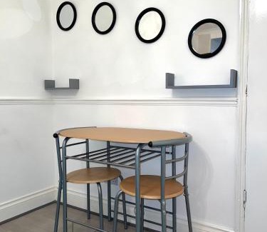 Havering Park Apartment | 12 Penn Gardens - Apart 3