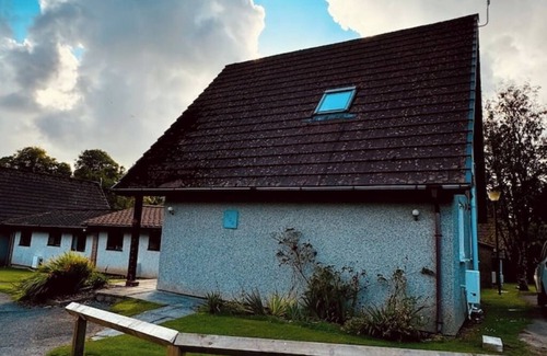 Saint Breward Villa | 120 Hengar Manor Cozy Villa - Onsite Indoor Poolnn