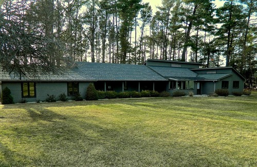 Acme House | 120' PRIVATE WHITE SAND BEACH, ON EAST GRAND TRAVERSE BAY, SPECTACULAR SUNSETS