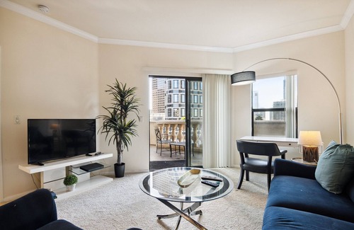 City West Apartment | #120217 Large Executive Suite w/2 Parking Spaces