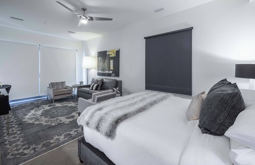West End Hotel | 121 Hotel by AvantStay | Modern Executive Suite w/Juliet Balcony In Nashville!