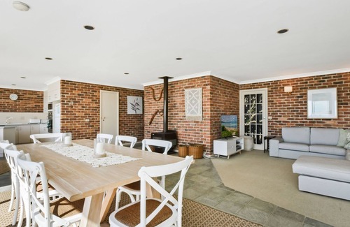 Boomerang Beach House | 124 Boomerang Drive - Pacific Palms Holidays