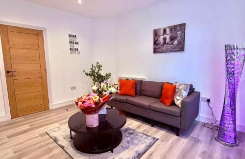 Cradley Apartment | 124B Modern Suite 1 bedroom apartment