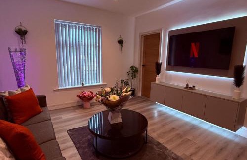 Cradley Apartment | 124B Modern Suite 1 bedroom apartment