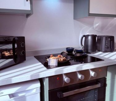 Cradley Apartment | 124B Modern Suite 1 bedroom apartment