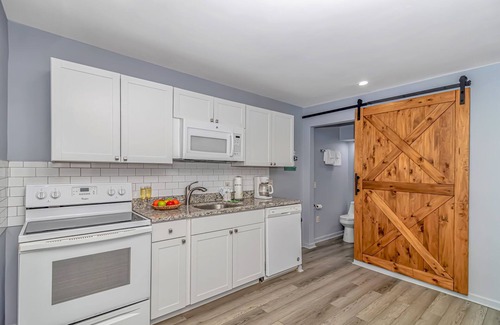 Garden City Condo | 125 Atlantic Avenue Unit K - Pet Friendly! Walk To The Beach and Pier! 1BR - 1BA -Sleeps 2-4 guests!