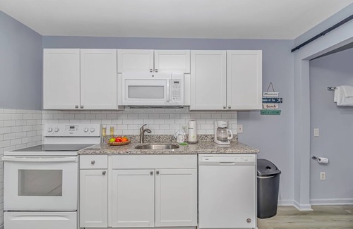 Garden City Condo | 125 Atlantic Avenue Unit K - Pet Friendly! Walk To The Beach and Pier! 1BR - 1BA -Sleeps 2-4 guests!