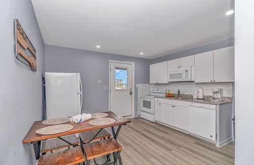 Garden City Condo | 125 Atlantic Avenue Unit K - Pet Friendly! Walk To The Beach and Pier! 1BR - 1BA -Sleeps 2-4 guests!
